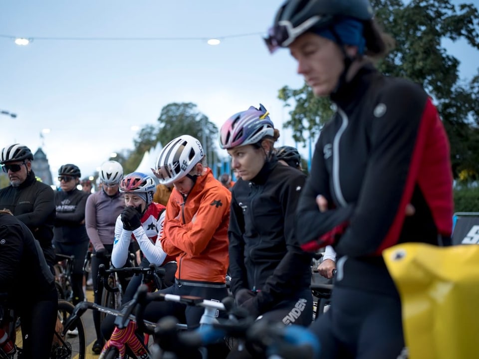 Radfahrer bereiten sich auf ein Rennen vor.