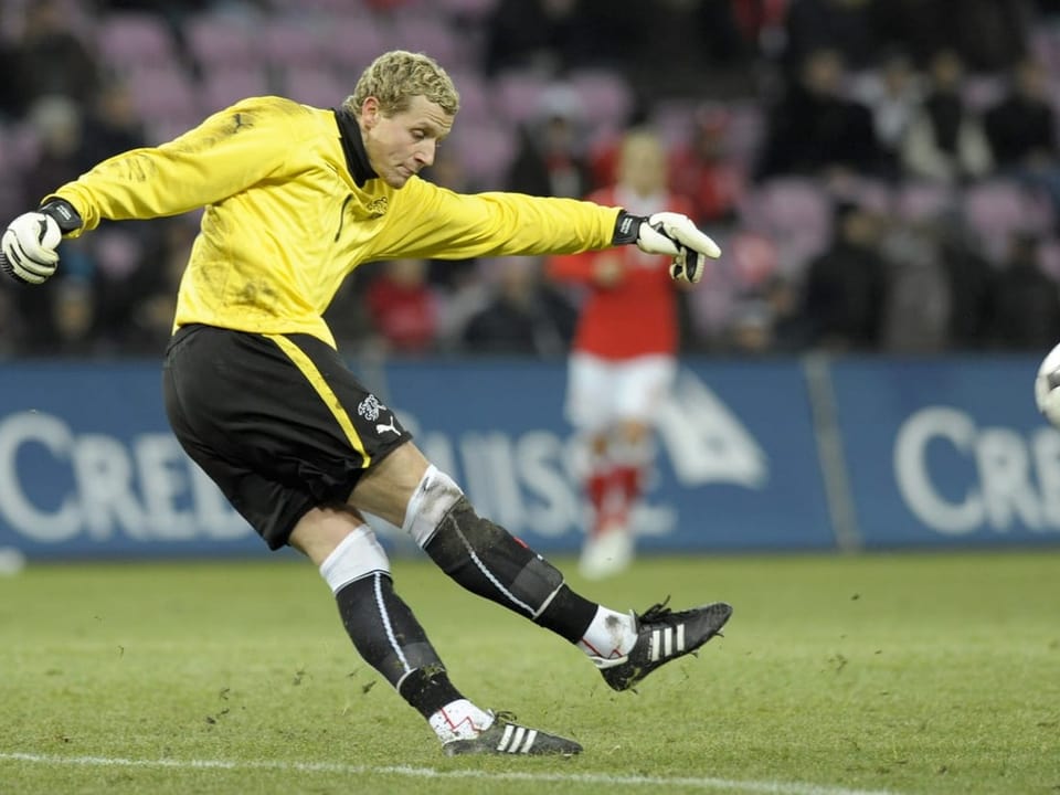 Marco Wölfli beim Abstoss des Balls.