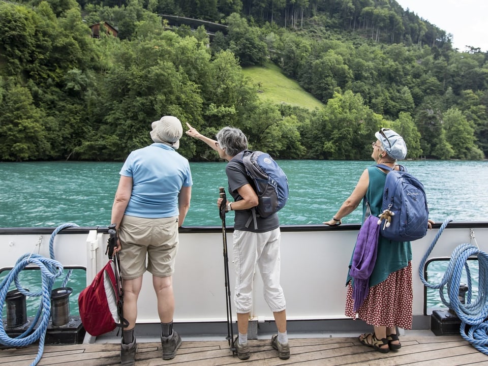 Ältere Menschen auf Schiff