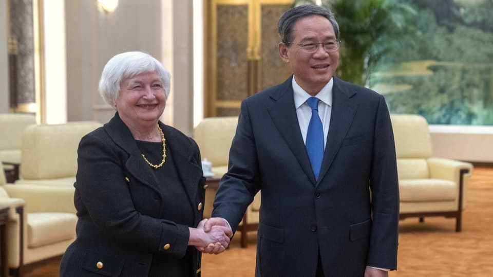 Janet Yellen und Li Qiang geben sich die Hand.