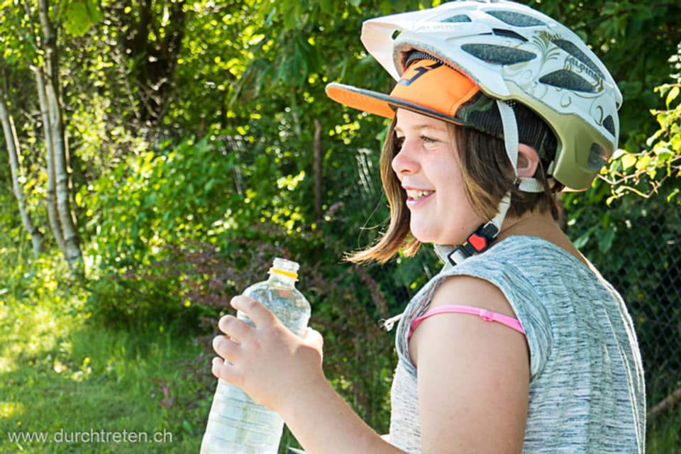 Mädchen mit Velohelm und Wasserflasche