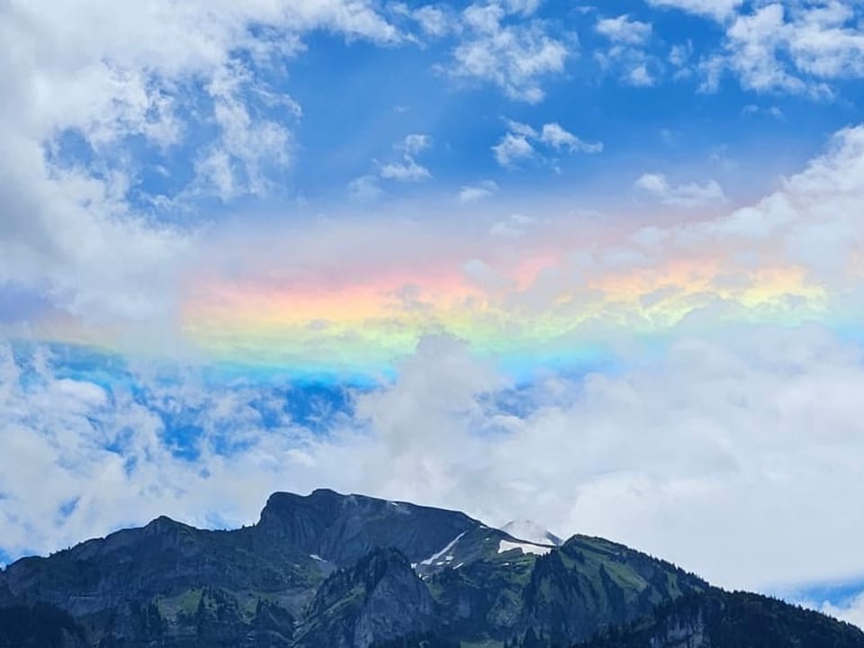 Wolke mit Regenbogenfarben