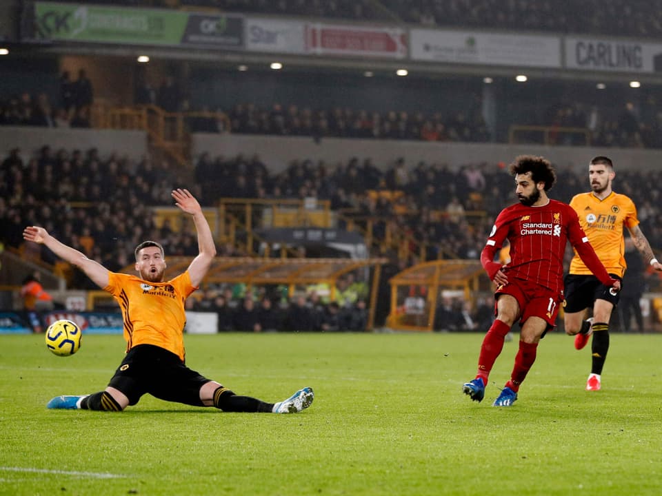 Wolverhamptons Matt Doherty wirft sich in einen Abschluss von Mohamed Salah.