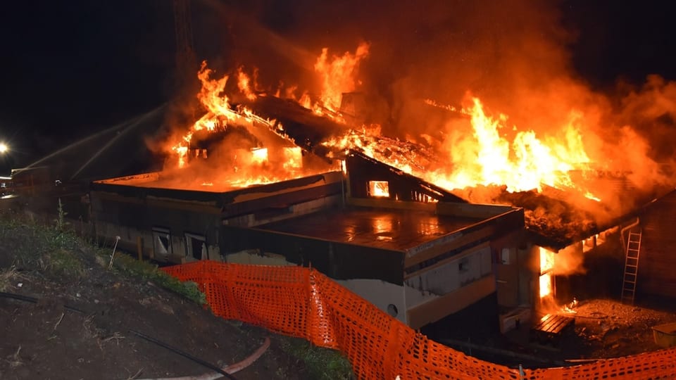 Haus durch Feuer zerstört in der Nacht.