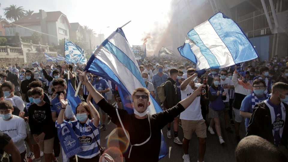 Fans von Deportivo versammeln sich Stunden vor dem Anpfiff vor dem Stadion. 