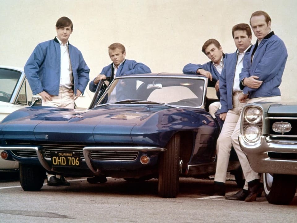 Die Band Beach Boys und ein Sportauto