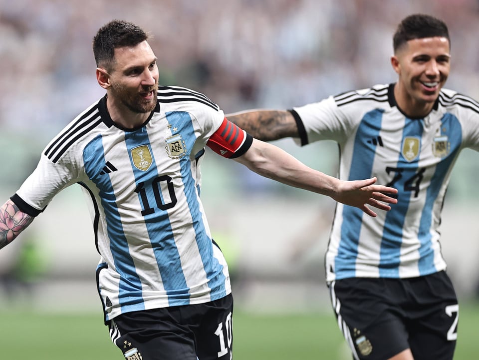 Lionel Messi jubelt im Argentinien-Trikot.