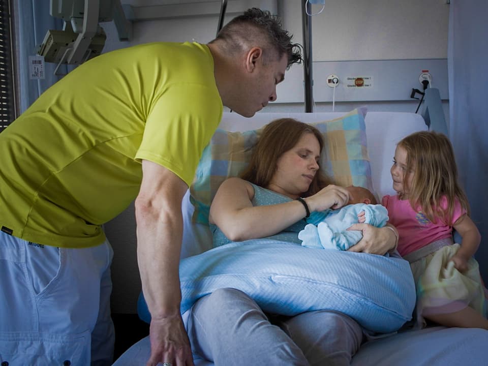 Die Familie im Spital bei Leons Geburt 