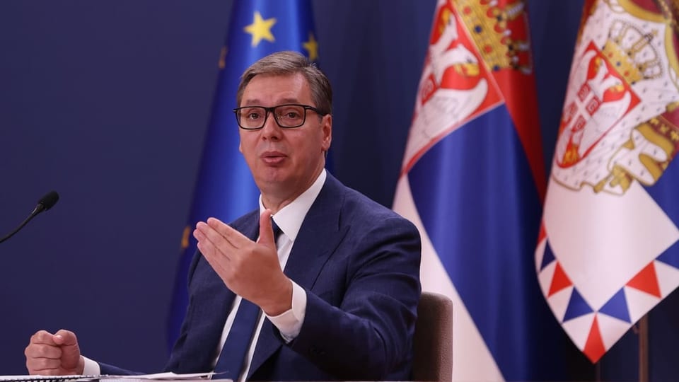 Serbischer Präsident am Rednerpult.