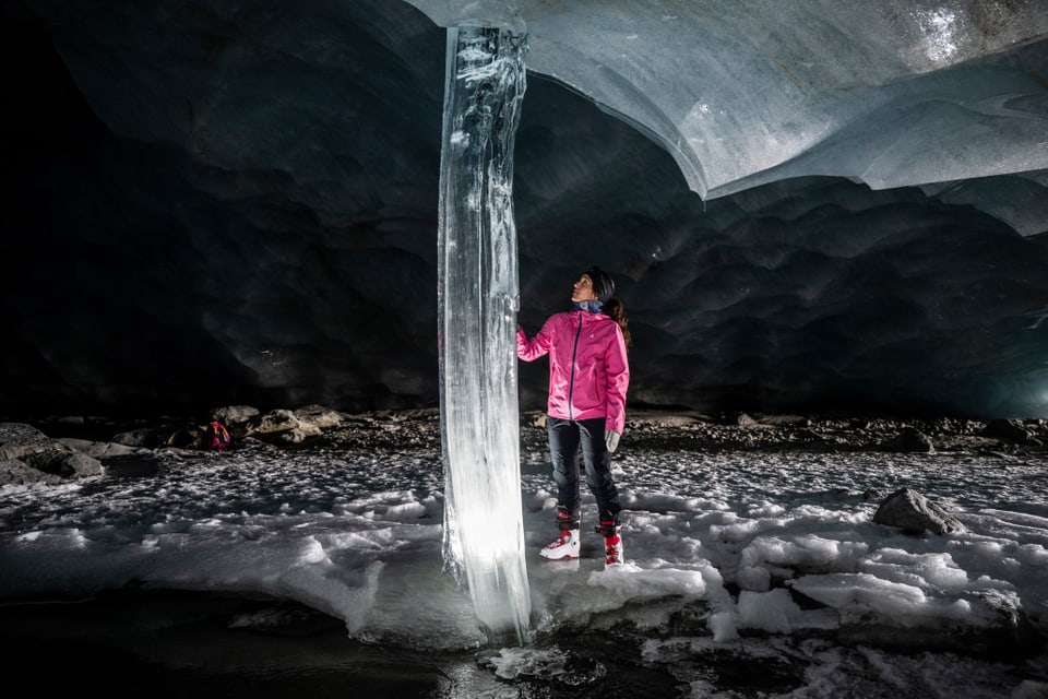 Berge Graubünden: In der Eishöhle des Morteratschgletscher mit einem ca. 5 Meter hohen Eiszapfen