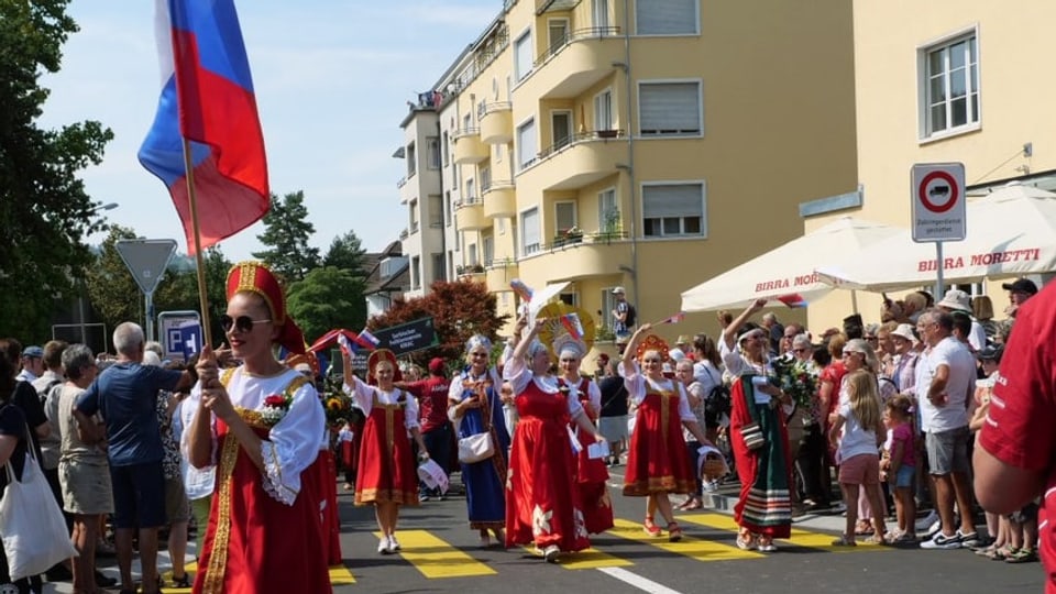 Frauen mit russicher Flagge in russichen Trachten