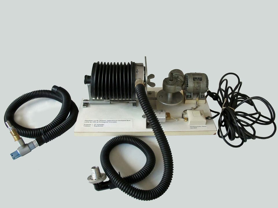 Ein Beatmungsgerät mit Schäuchen und Motor.