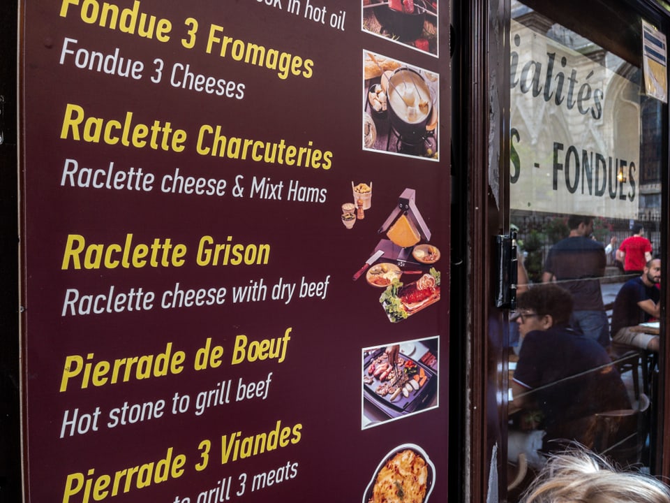 Paris 2024: Schild bei einem Fondue- und Raclettelokal im Quartier Latin. 