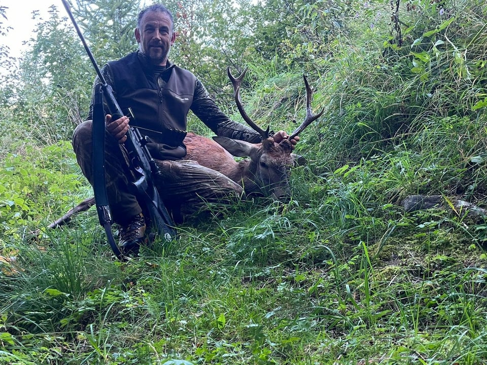 Jäger mit Hirsch Val Bregaglia.