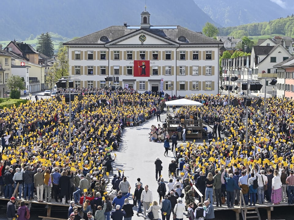 Landsgemeinde Glarus: Platz mit vielen Menschen