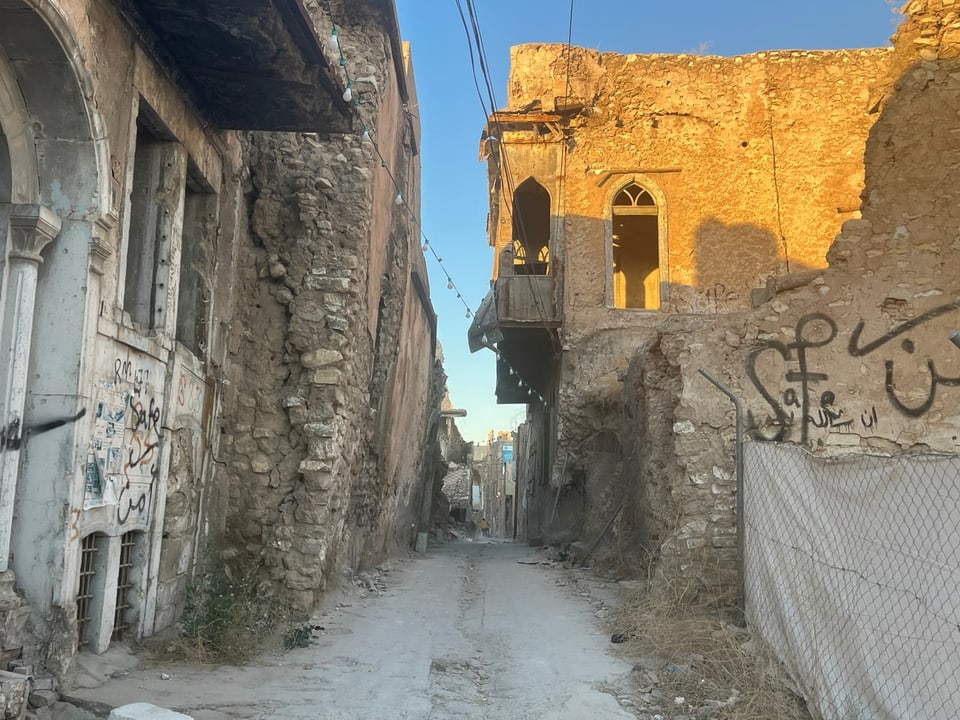 Verlassene, verfallene Gebäude in einer engen Gasse.