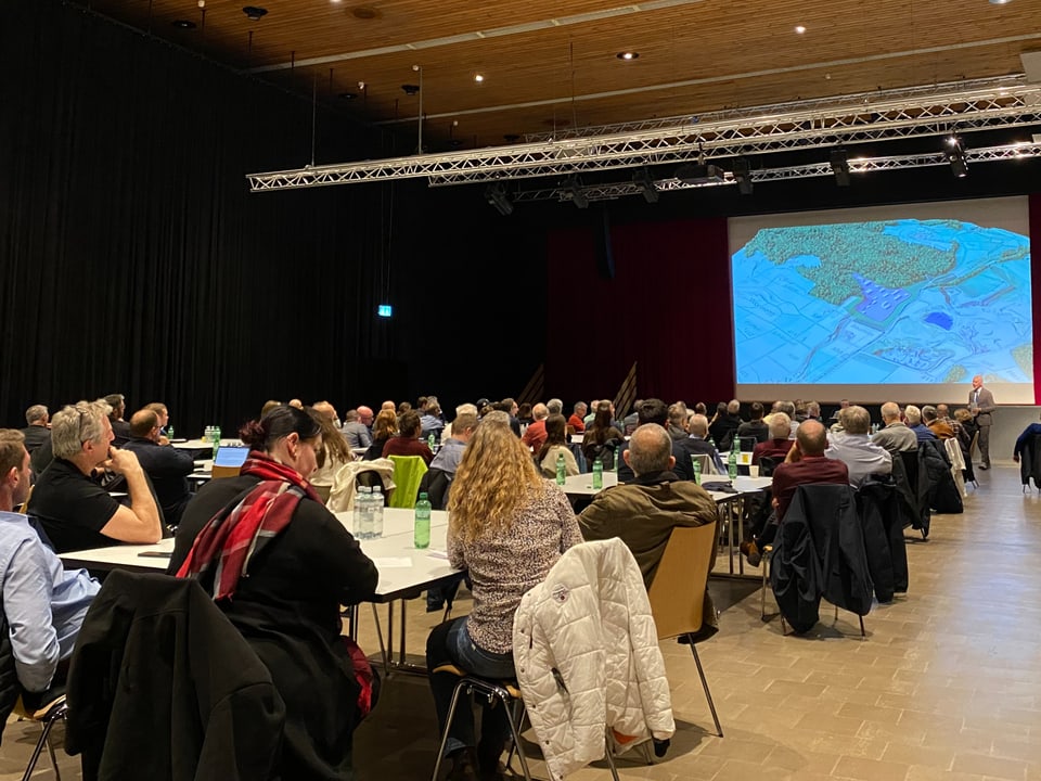 Menschen bei einer Präsentation in einem Konferenzraum.