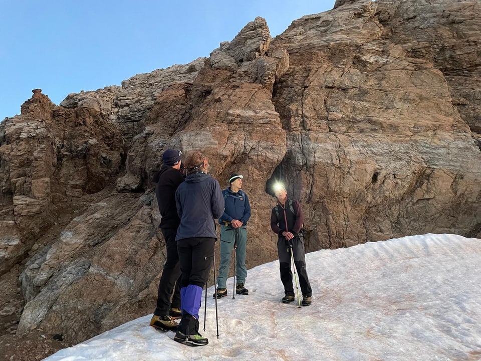 Besteigung Piz Russein / Tödi: Alpinisten auf Schneefeld vor Felsformation – Fuorcla da Punteglias.