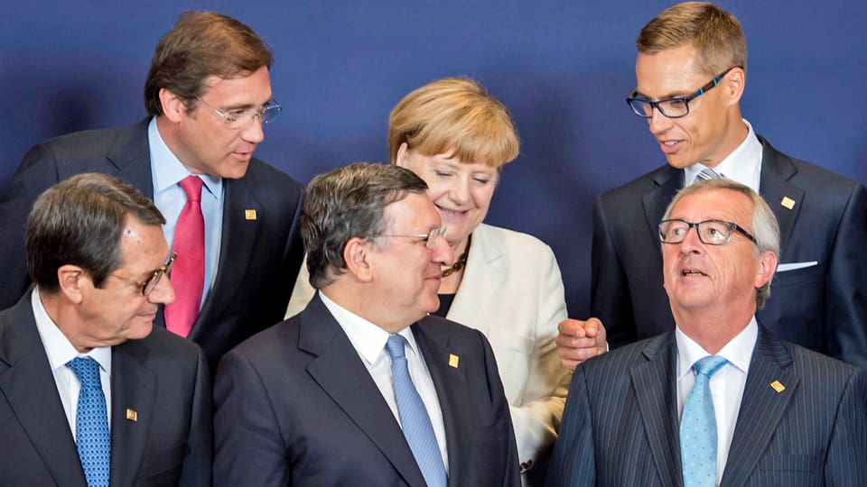 Haben weitere Schrittev gegen Russland beschlossen: (vorne von l. n. r. )der zyprische Präsident Nicos Anastasiades, EU-Kommissionspräsident Jose Manuel Barroso und der neu gewählte Kommissionspräsident Jean-Claude Juncker. (hinten von l. n. r.) portugals Premier Pedro Passos Coelho, Bundeskanzlerin Angela Merkel, und Finnalnds Premier Alexander Stubb. (keystone)