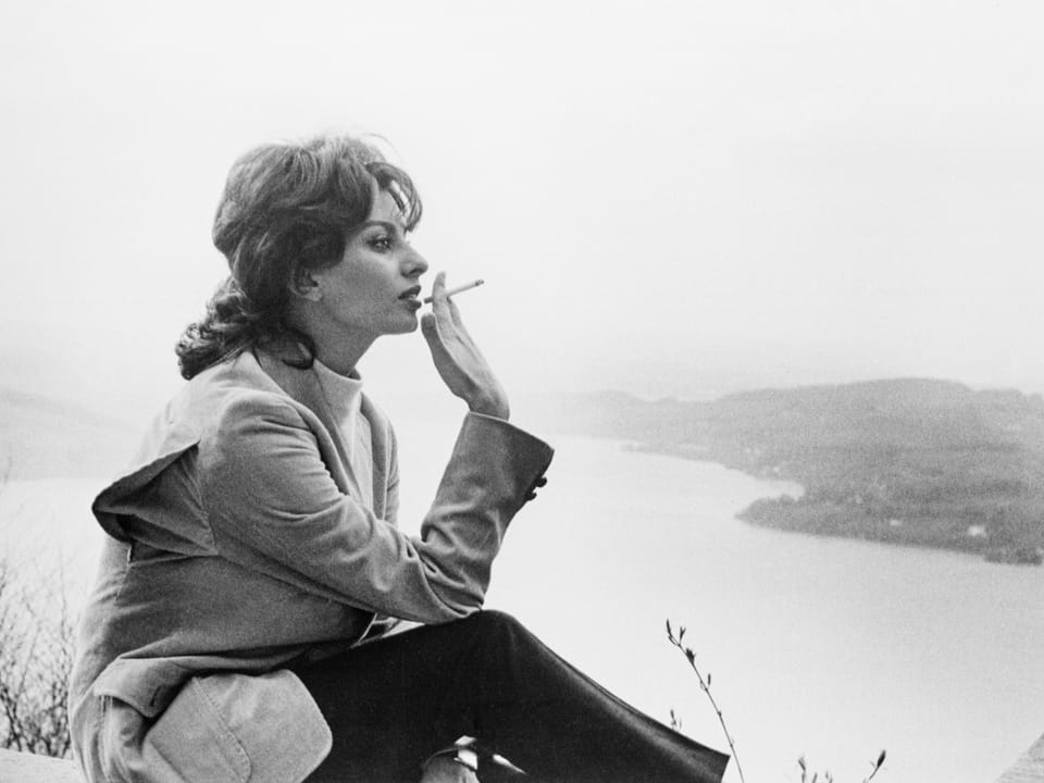 Sophia Loren rauchend auf dem Bürgenstock