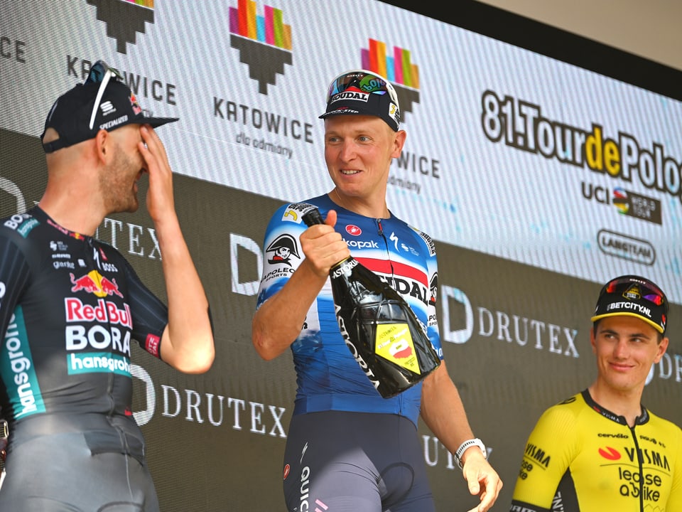 Radrennfahrer auf dem Podium bei der 81. Tour de Pologne in Katowice.