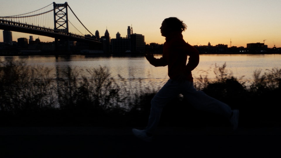 Marinette (Garance Marillier) rennt wie einst Rocky in Philadelphia dem Fluss entlang.