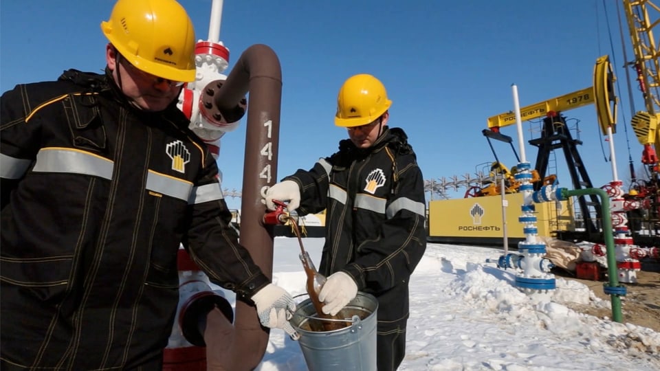 Zwei Mitarbeiter des staatlichen Ölunternehmens Rosneft zbei der Entnahme von Öl-Proben auf Samotlor. 