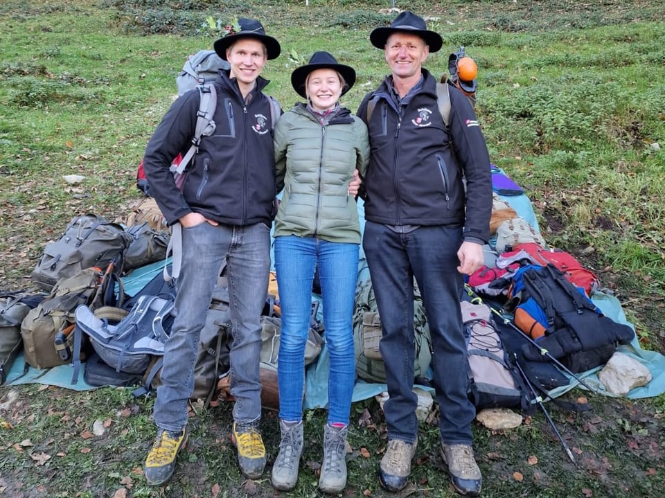 Marion Fischer mit ihrem Vater und ihrem Bruder. Alle tragen einen Filzhut.