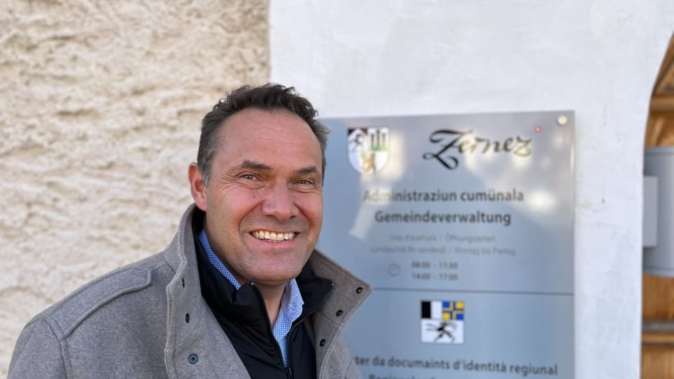 Domenic Toutsch Gemeindepräsident vor der Gemeindeverwaltung Zernez.