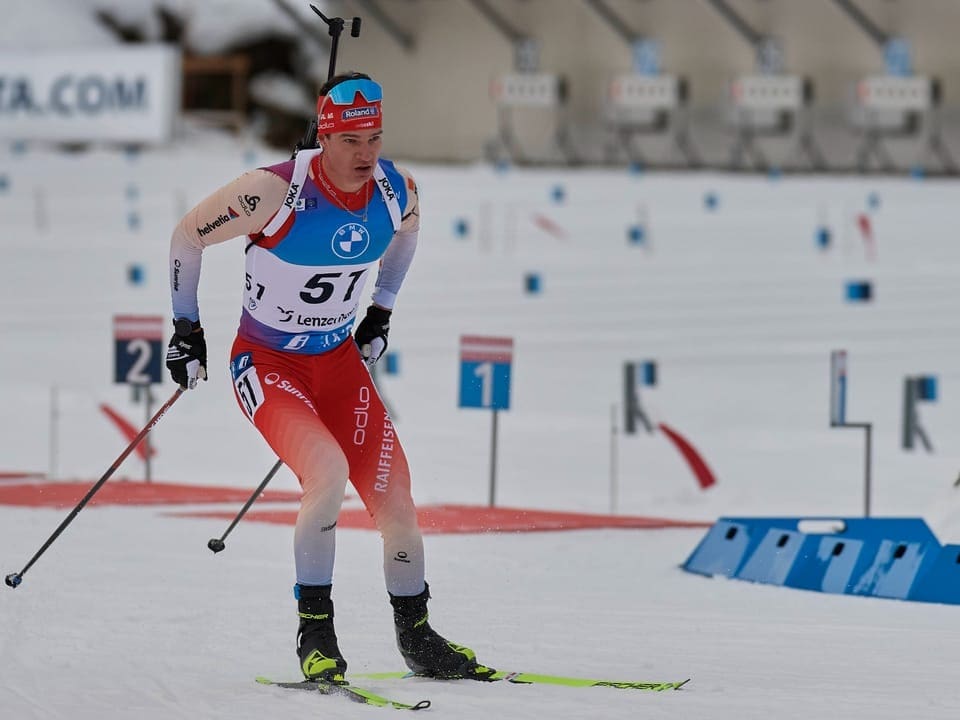 Niklas Hartweg verlässt den Schiessstand am Weltcup auf der Lenzerheide.