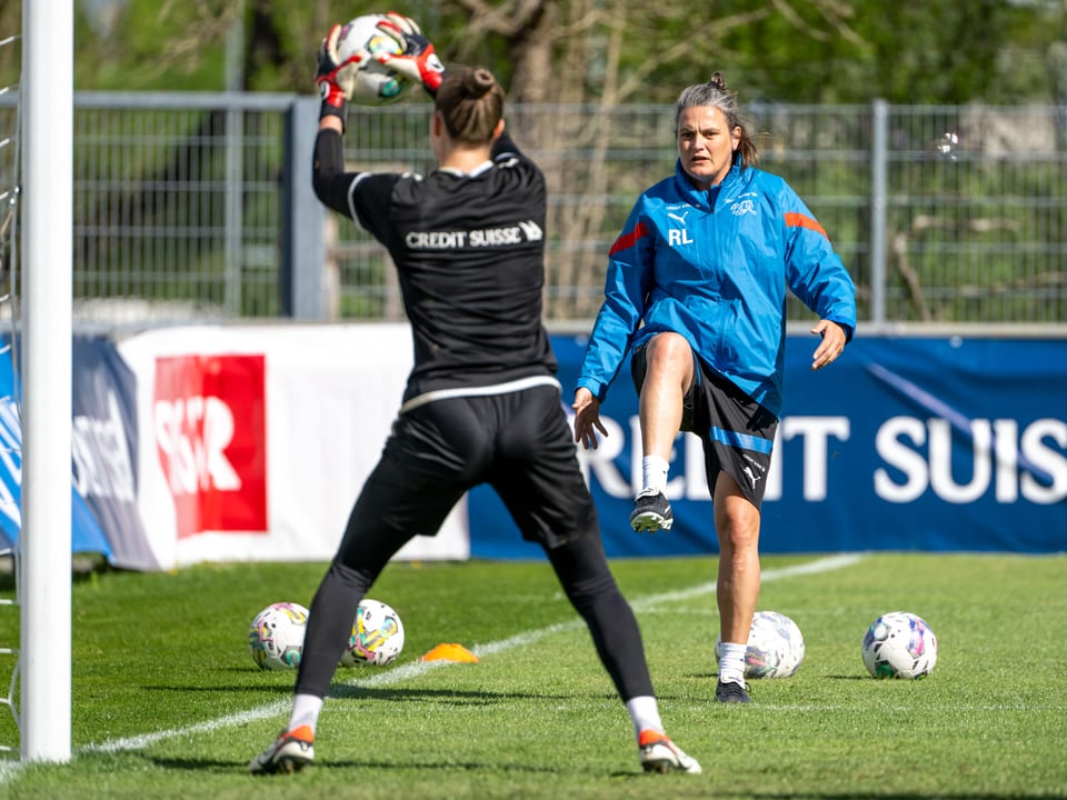 Torwarttraining im Freien mit Trainerin und Spieler.