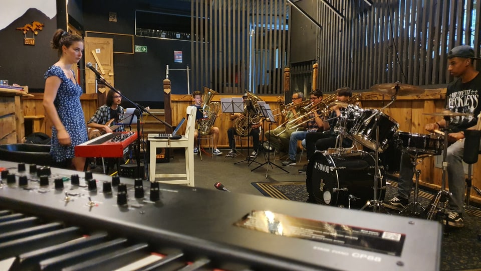 Prova da musica per il musical a Scuol - Cinzia Regensburger la dirigenta.