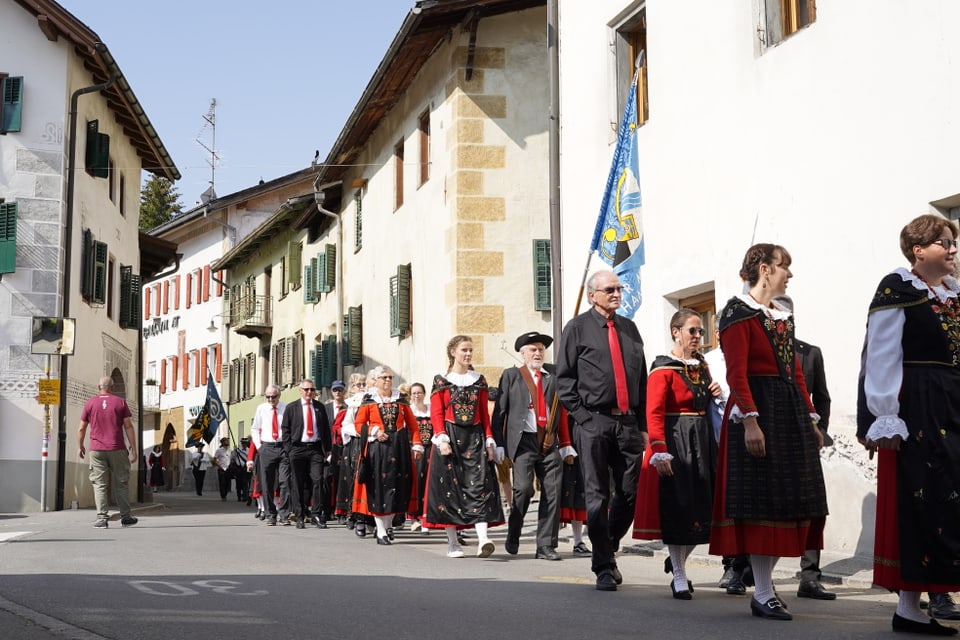 Der Festumzug am Bezirksgesangsfest in Müstair.