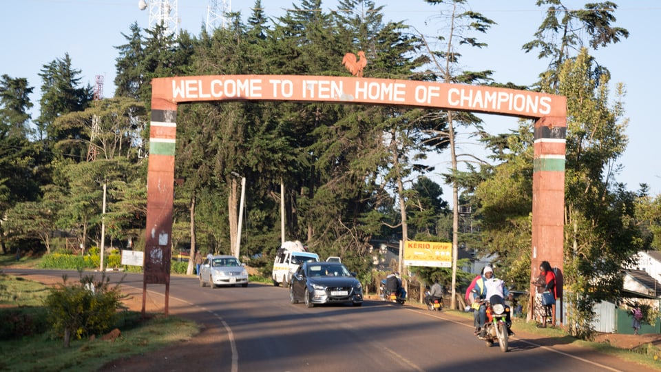 Rotes Tor mit der Aufschrift: «Welcome to Iten – Home of Champions».