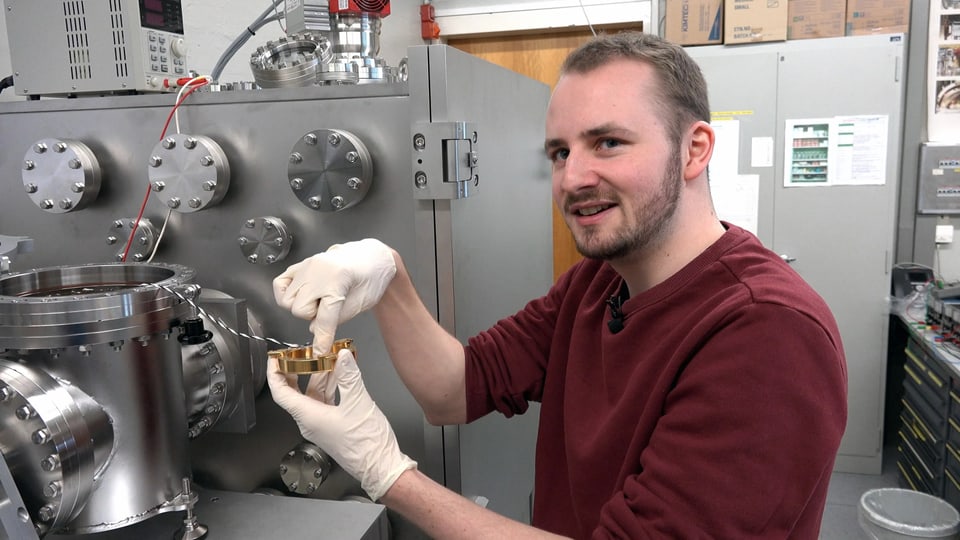  Linus Stöckli mit der Platte, auf der die Proben im Testbetrieb zu liegen kommen. 