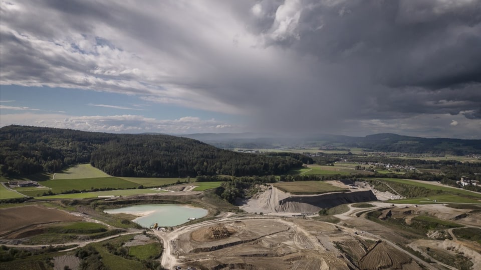 purtret da l'entir areal da l'implant da glera e davos sanester duai il deposit final vegnir construì. 