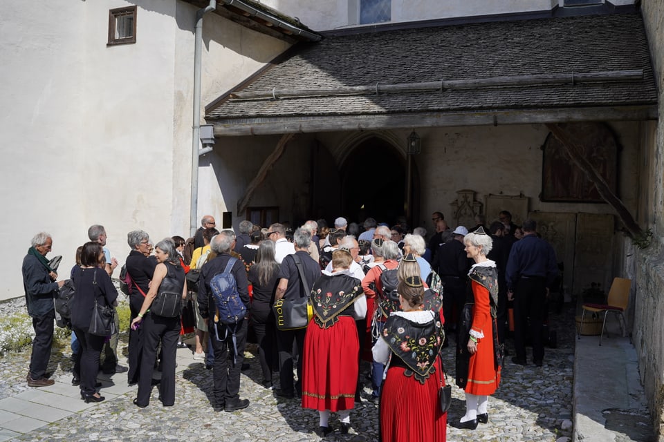 Ein grosses Publikum versammelt sich vor einer der Kirchen in denen die Konzerte stattfinden.