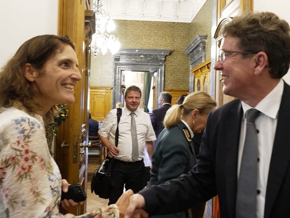 Fabienne Thomss schüttelt Bundesrat Albert Rösti die Hand 