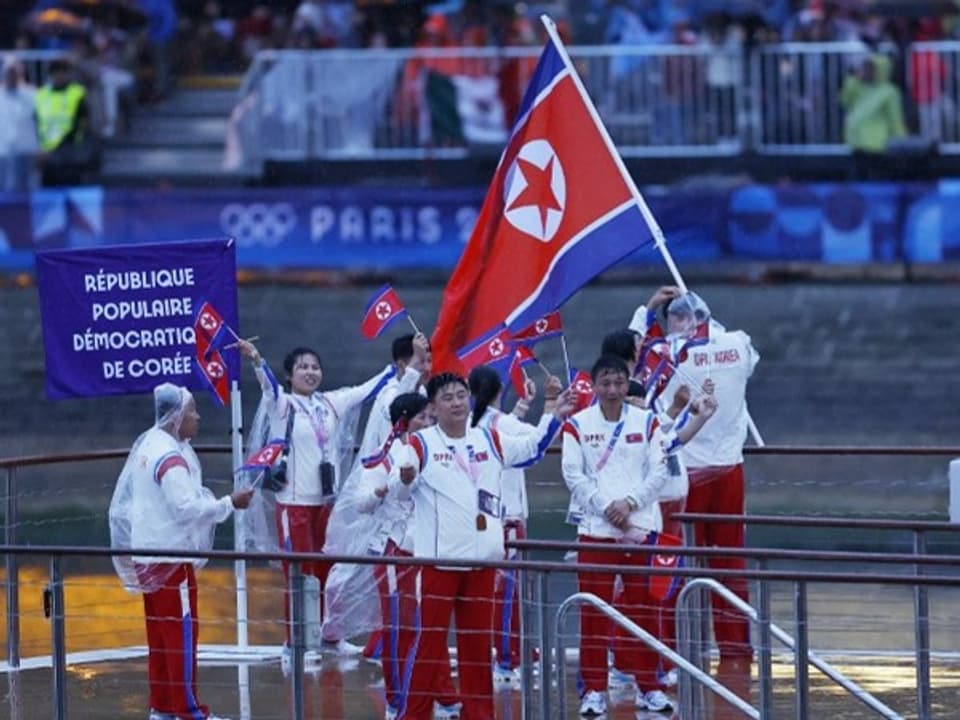 Nordkoreanische Delegation auf einem Seine-Schiff