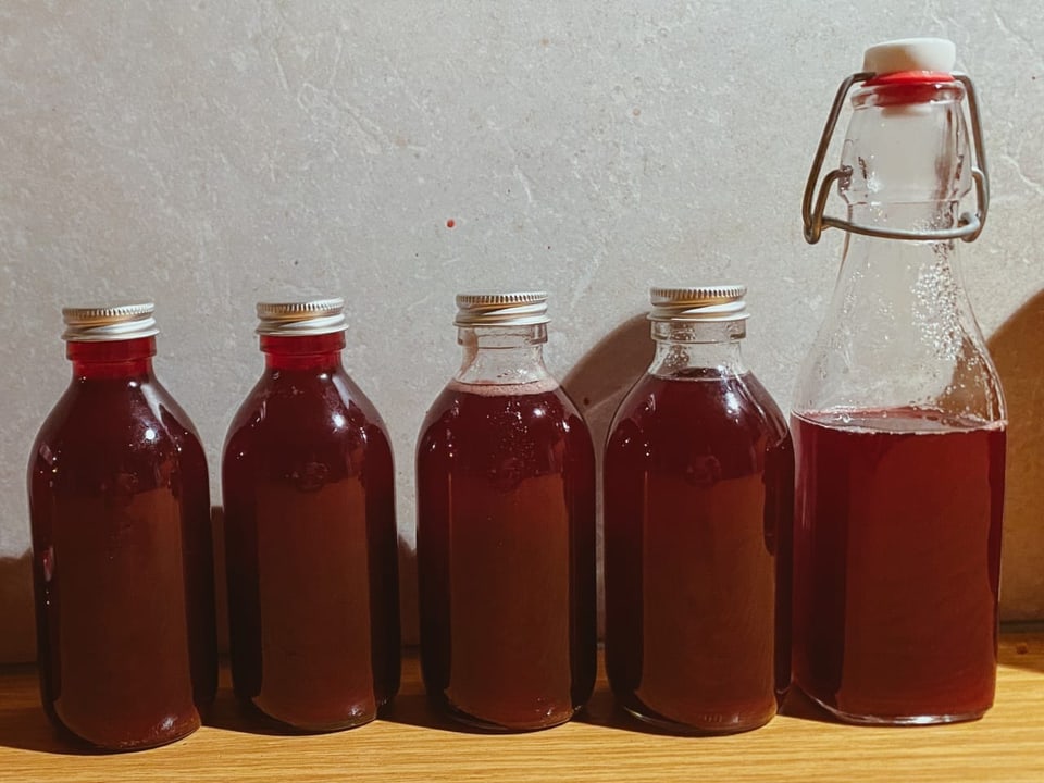 Schlehensirup kann mit heissem Wasser zu Punsch oder mit Sekt zu einem Apéro gezaubert werden.