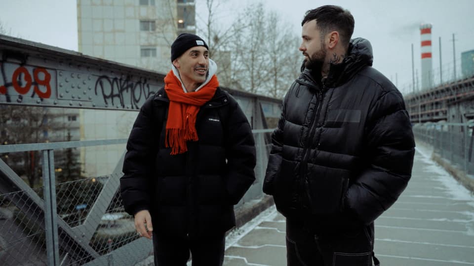 Moderator Livio Carlin und der Betroffene Fabio laufen auf einer Brücke