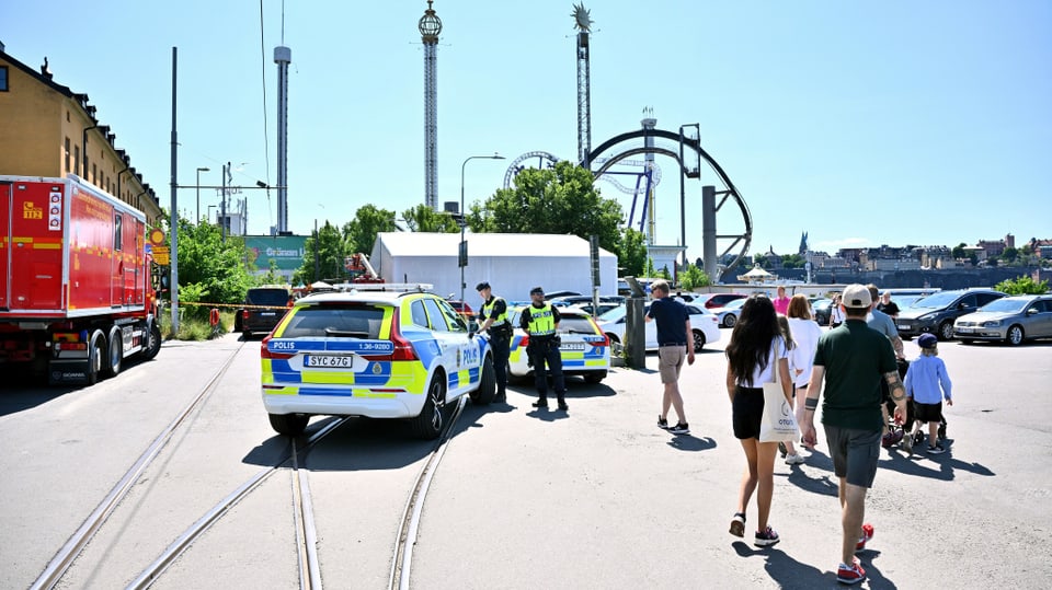 Polizei am Einsatzort. Personen verlassen den Freizeitpark.