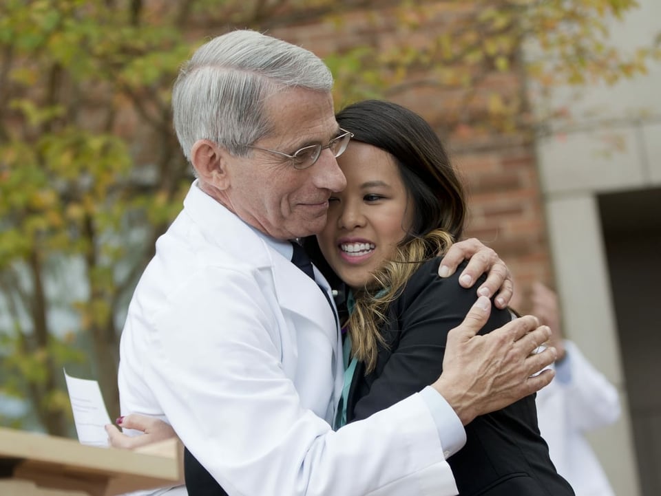 Anthony Fauci umarmt Nina Pham, eine genesene Ebola-Patientin