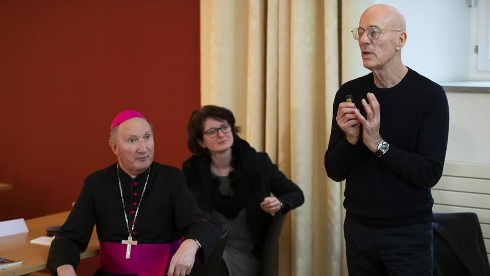 Peter Buercher, administratur apostolic da l'uvestgieu da Cuira, Cornelia Camichel Bromeis, decana da la Baselgia evangelica dal Grischun e l'rchitect Jacques Herzog.