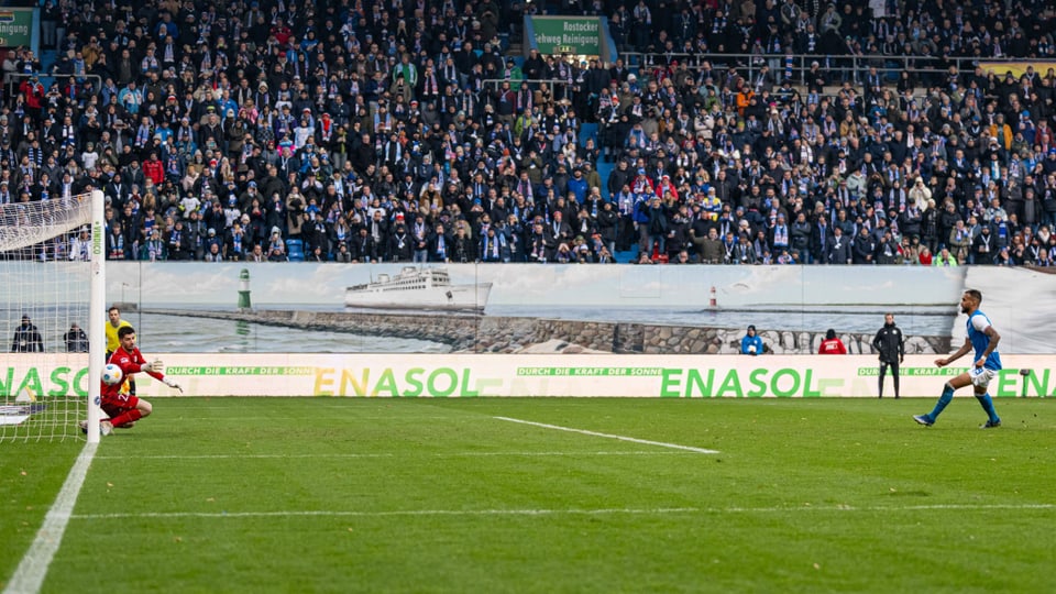 Junior Brumado versenkt in der 80. Minute den Elfmeter zum 2:3-Endstand