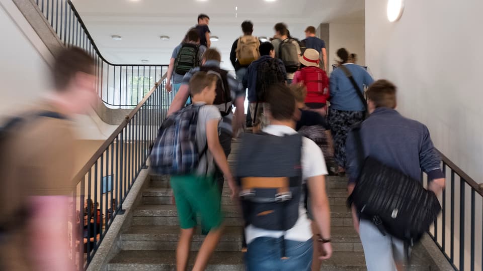 Schüler in einem Treppenhaus