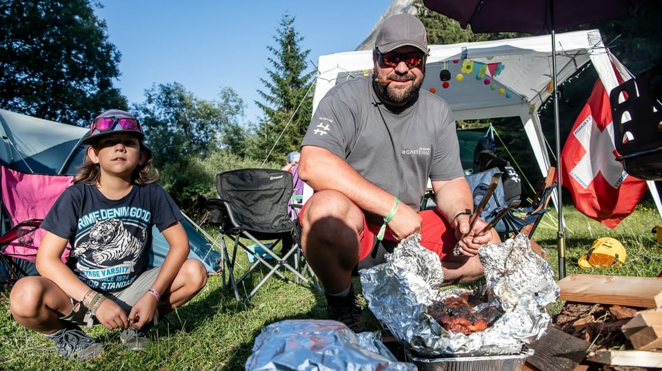 Familie Mayr aus Masein grillt gemütlich in der Nachmittagssonne und meint: „Geili Atmosphära, geili Lüüt, Schwiigeil!!!“