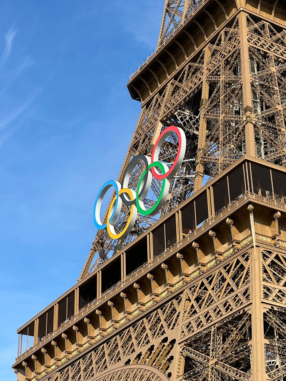 Paris 2024: Eiffelturm mit Olympiaringen.