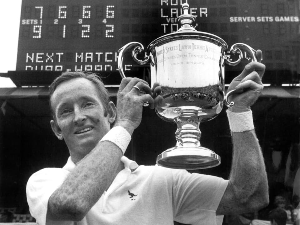 Rod Laver im Jahr 1969 mit der US-Open-Trophäe, die ihm den Grand Slam brachte.