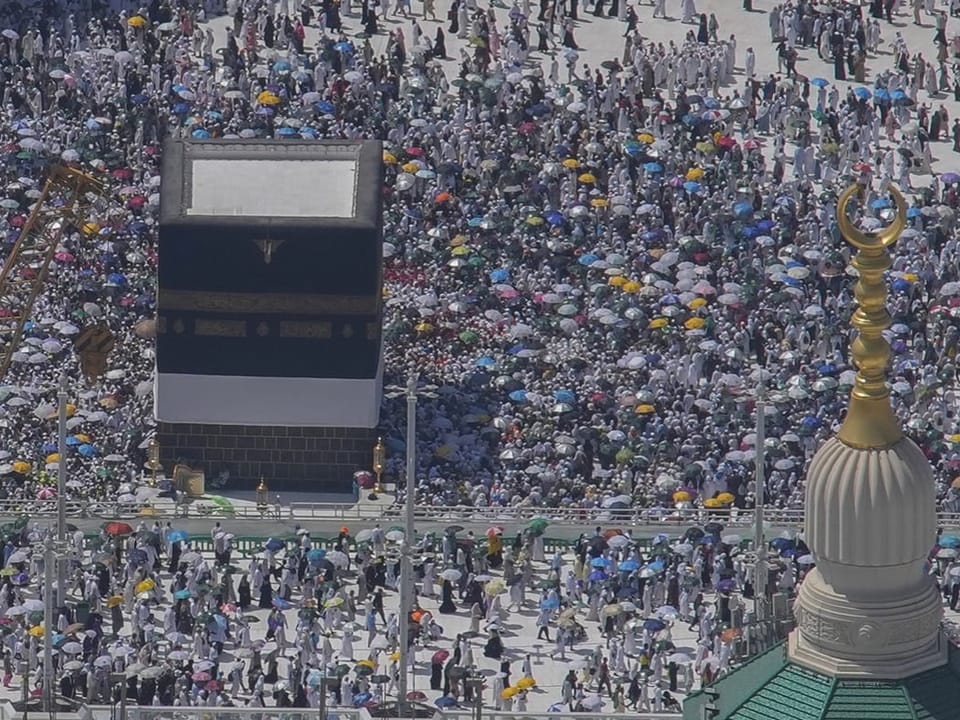 Tausende Menschen bei der Kaaba in der Grossen Moschee in Mekka. 